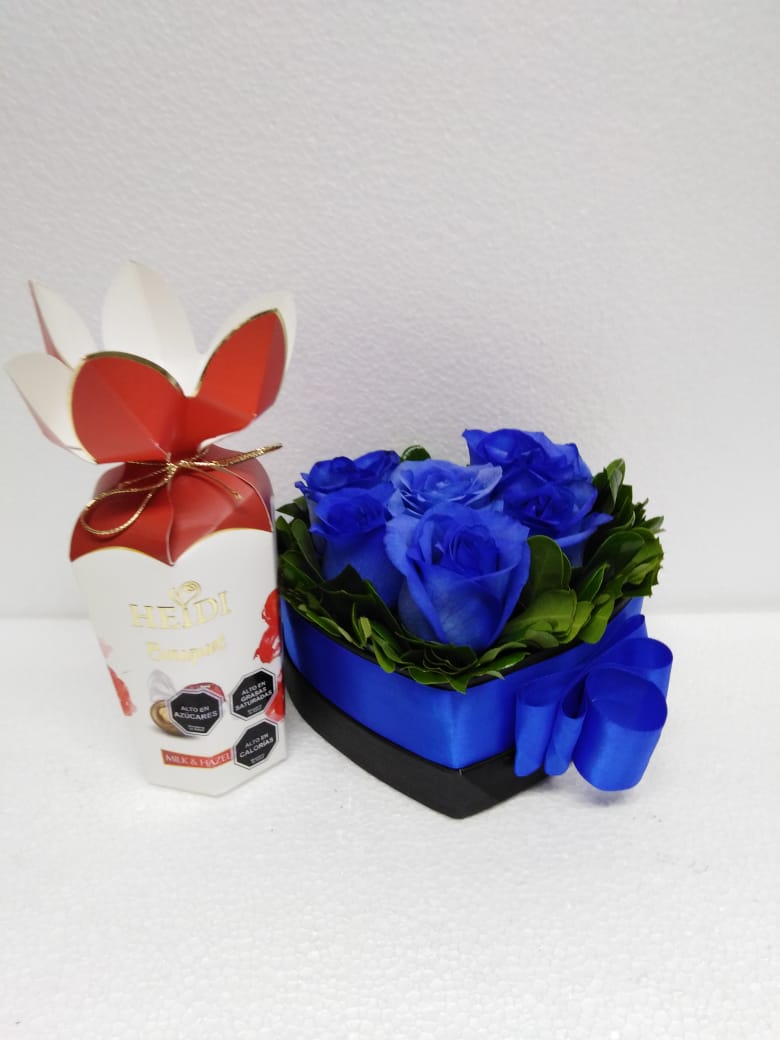 6 Rosas Azules en Caja Corazn y Bombones Heidi Bouquet de 120 Grs 